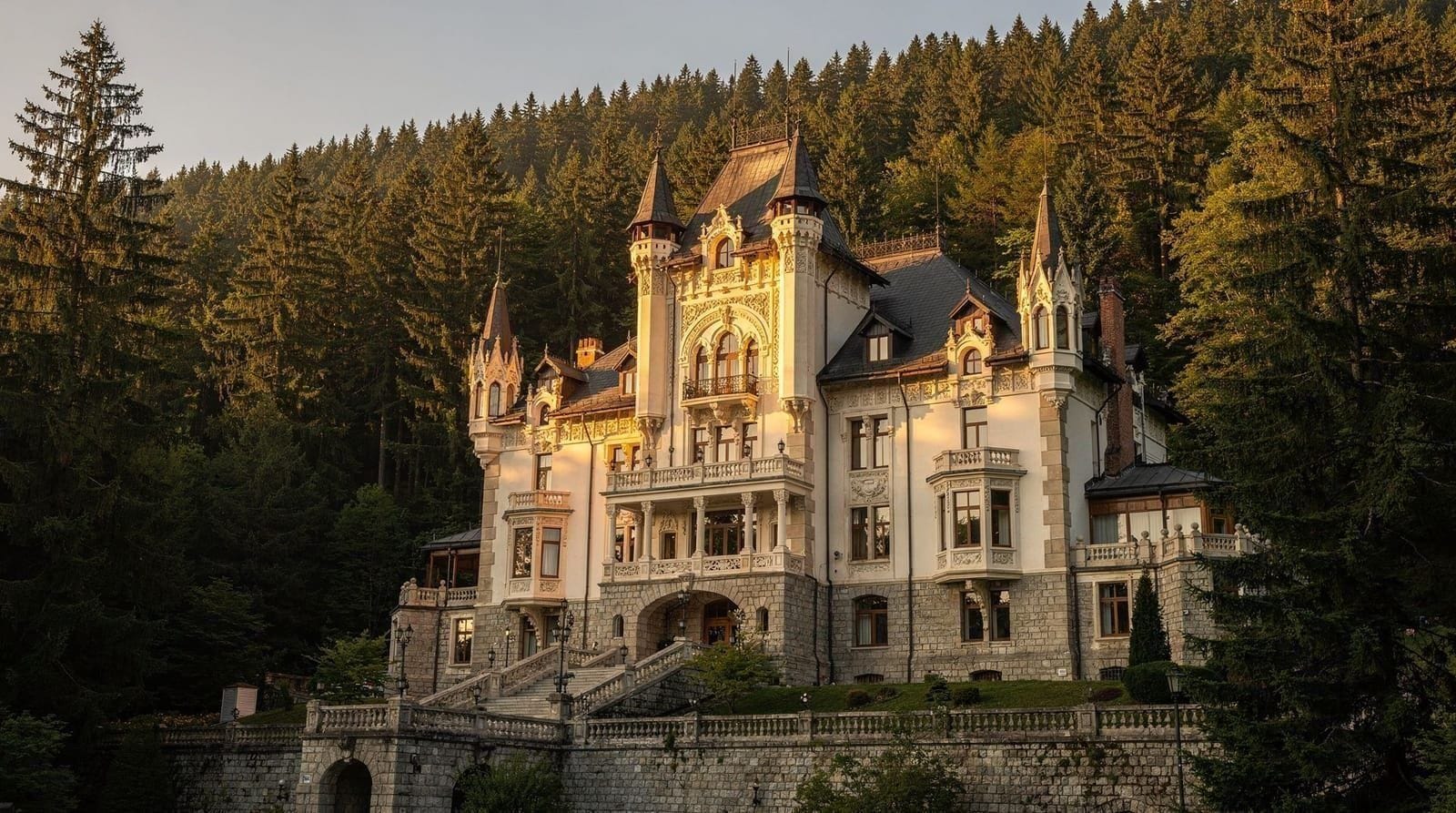 Castillo Cantacuzino en Bușteni: guía, entradas y conexión con el cine — Castillo Cantacuzino en Bușteni: menos concurrido que Peleș, recientemente resta
