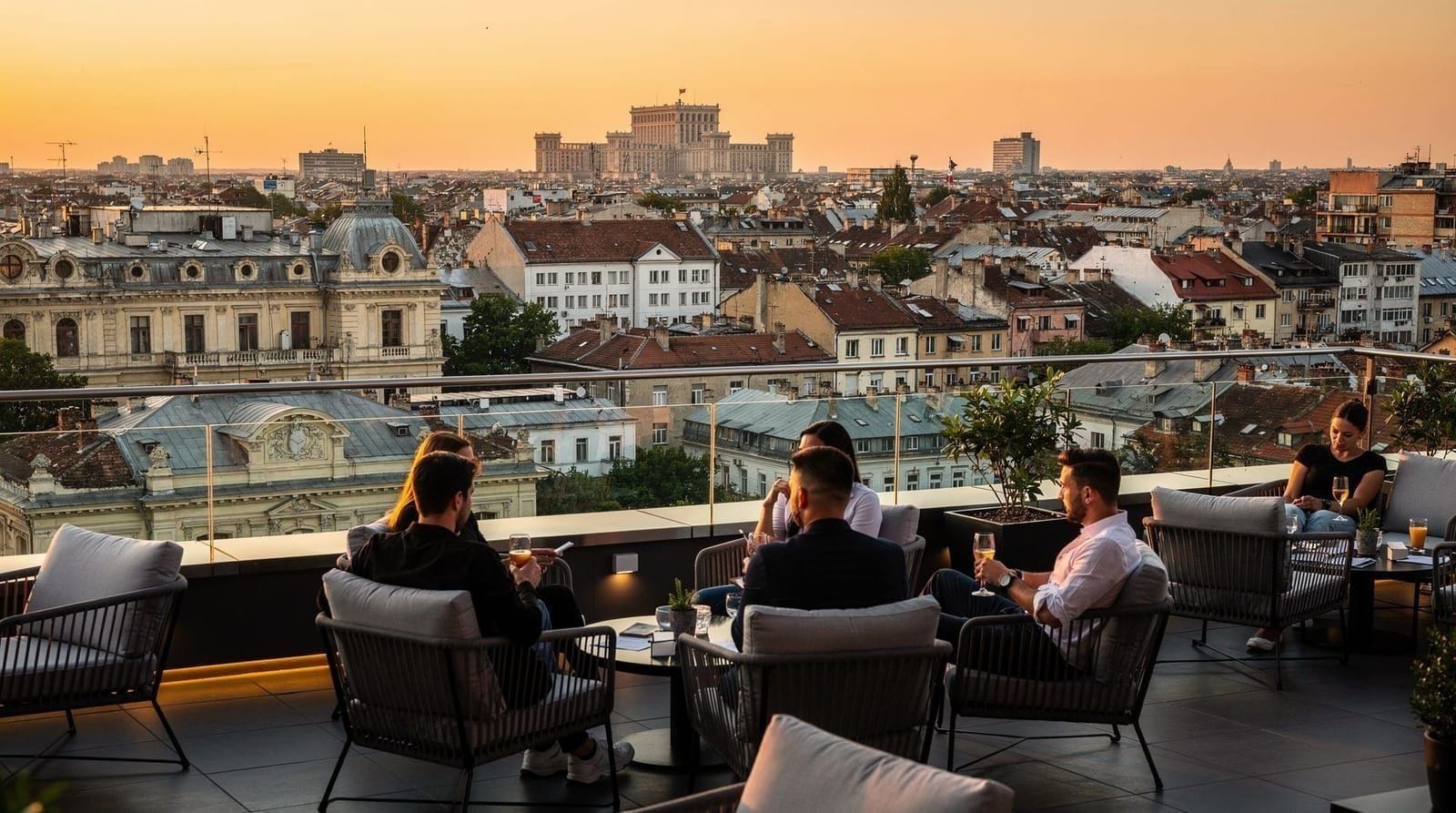 Bares en azotea en Bucarest: vistas, precios y qué esperar — Los mejores bares en azotea de Bucarest: vistas al skyline, precios en RON y EUR