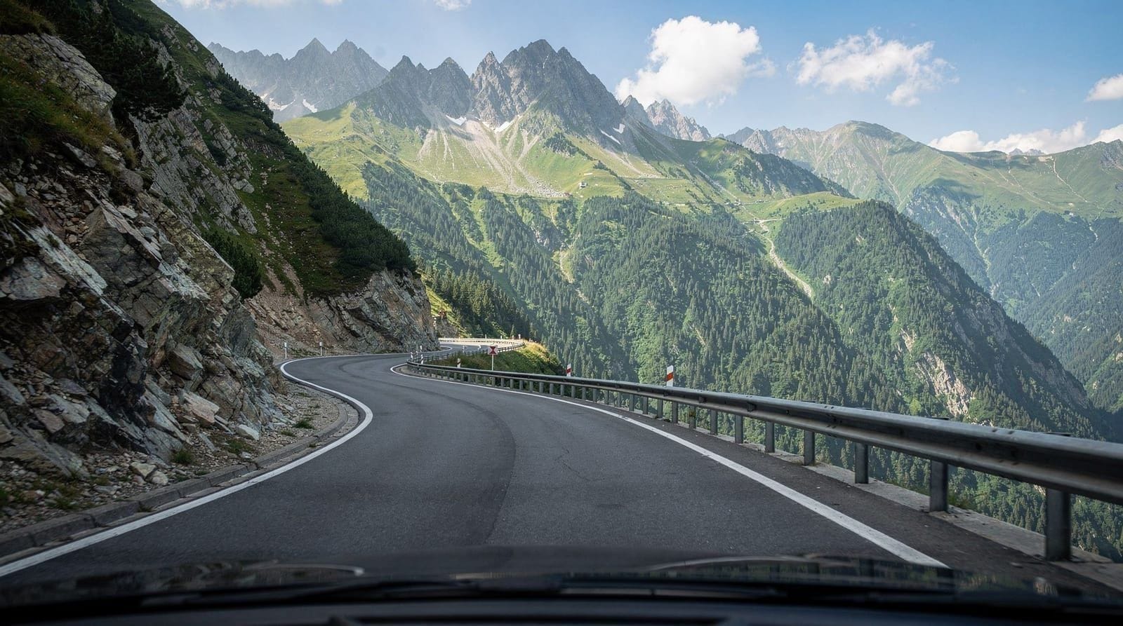 Guía de la Transfăgărășan: cómo planificar tu ruta desde Bucarest — Cómo conducir por la carretera más famosa de Rumanía desde Bucarest. La Transfăg