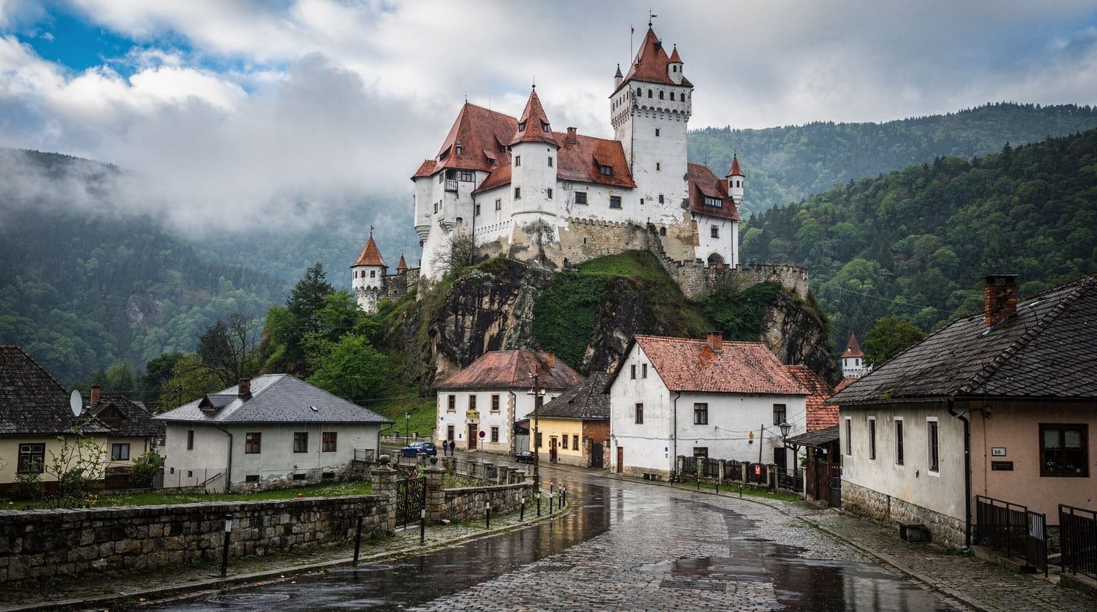 Brașov: Peles castle Bran castle and Rasnov fortress day tour