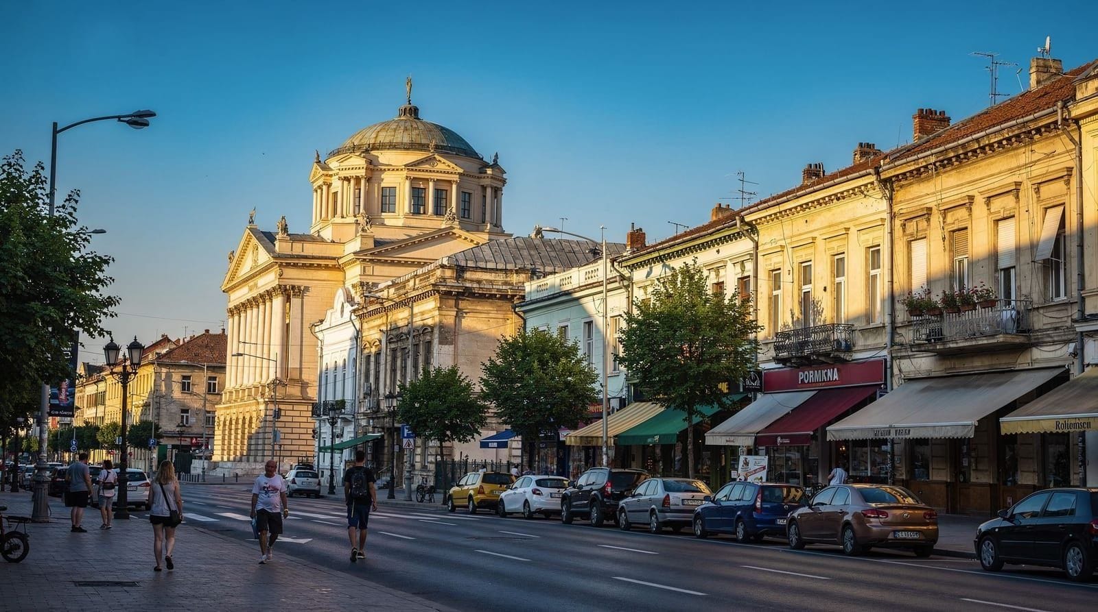 Bucharest: Walking tour flavours of eastern european capital