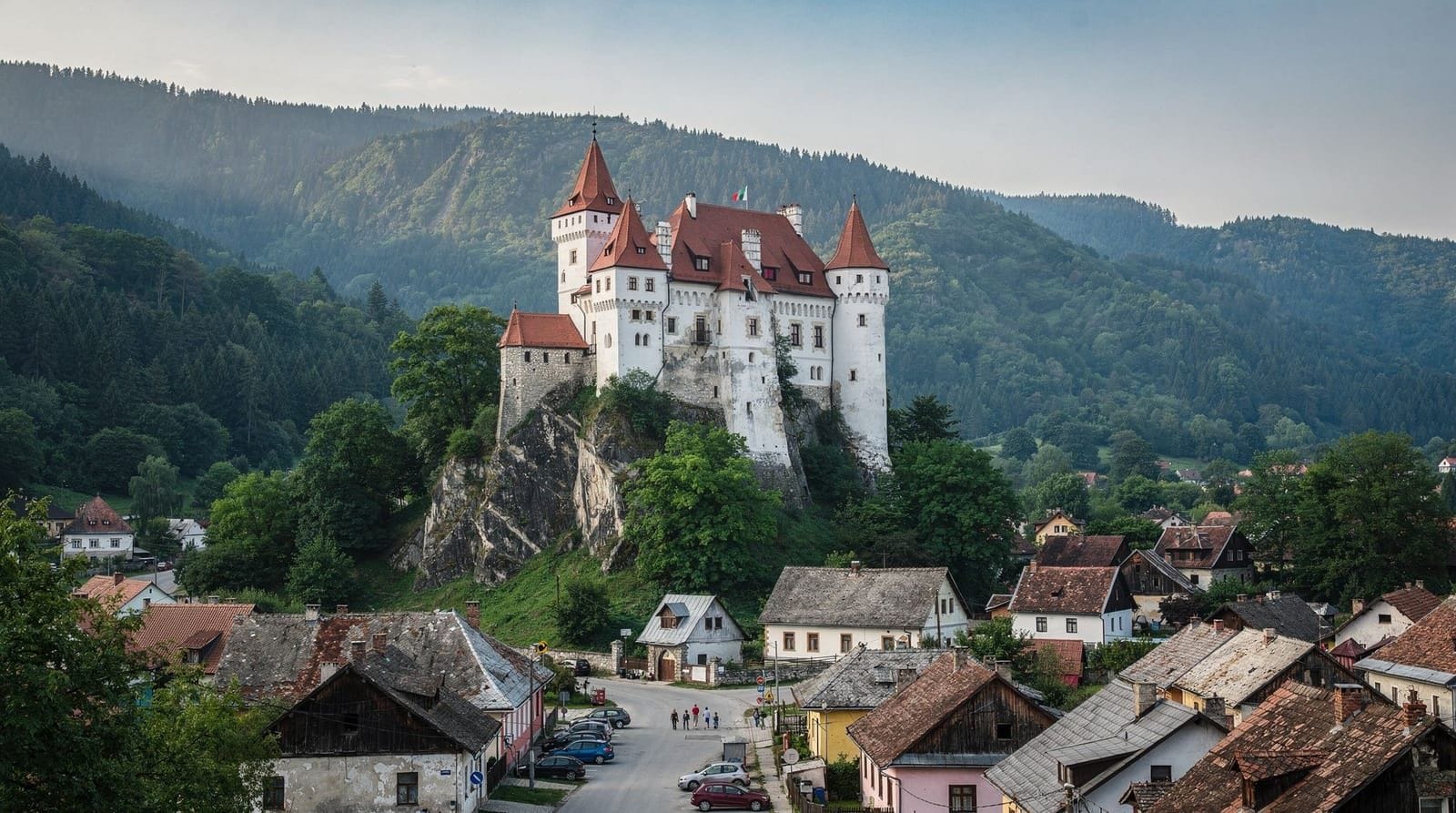 Bucharest: Dracula's castle Peles castle Brasov day trip