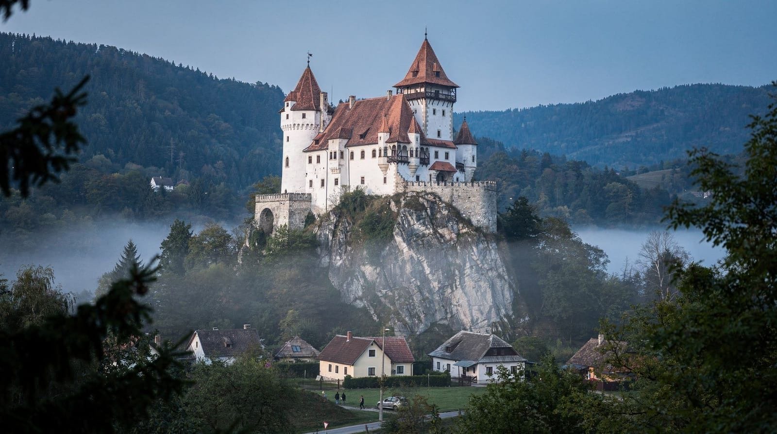 Bucharest: Peles castle Brasov Bran castle day trip