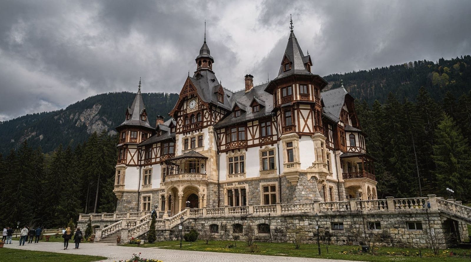 Bucharest: Sinaia day trip to royal castle