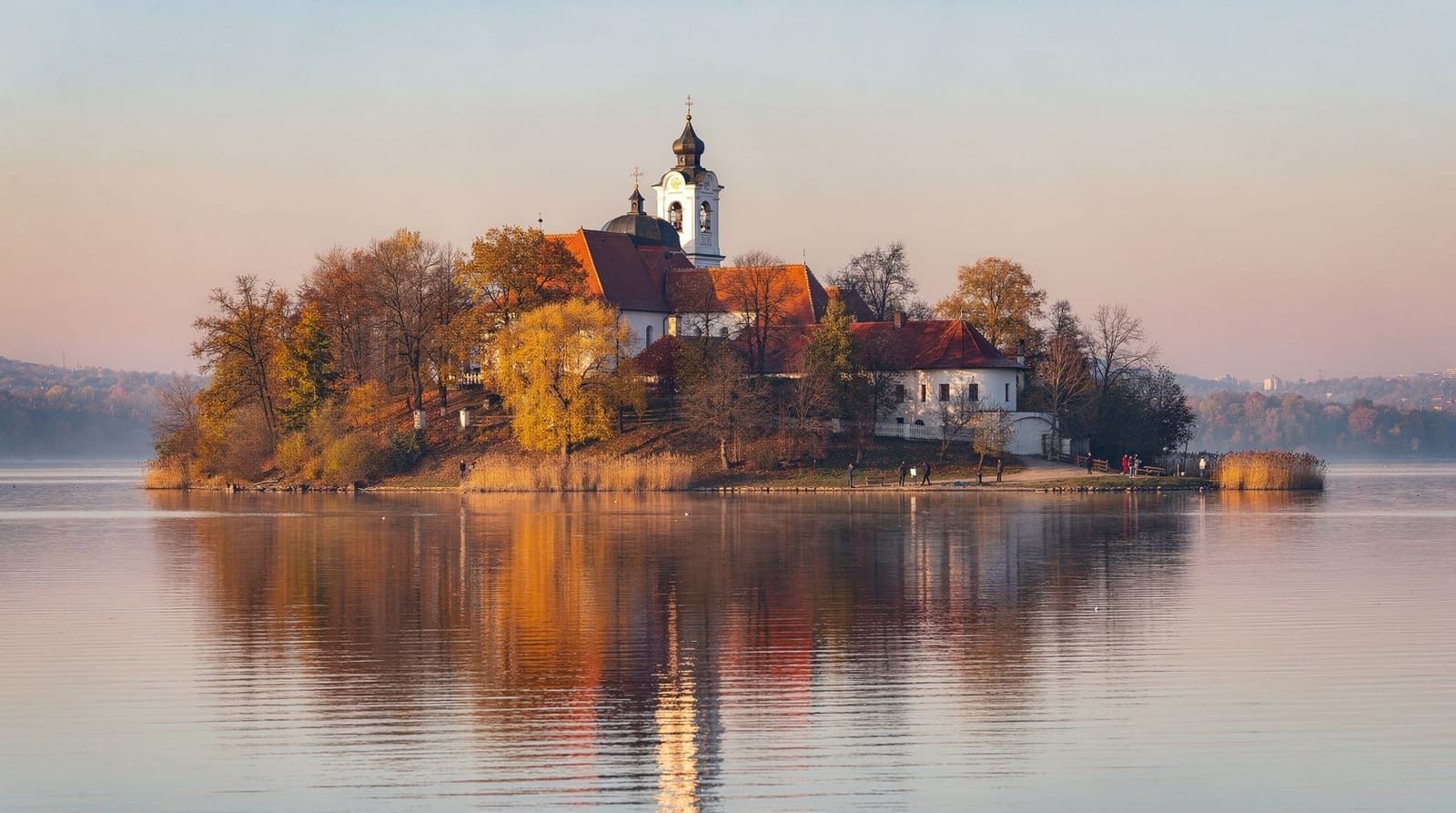 Bucharest: Half day tour to Snagov monastery Mogosoaia palace