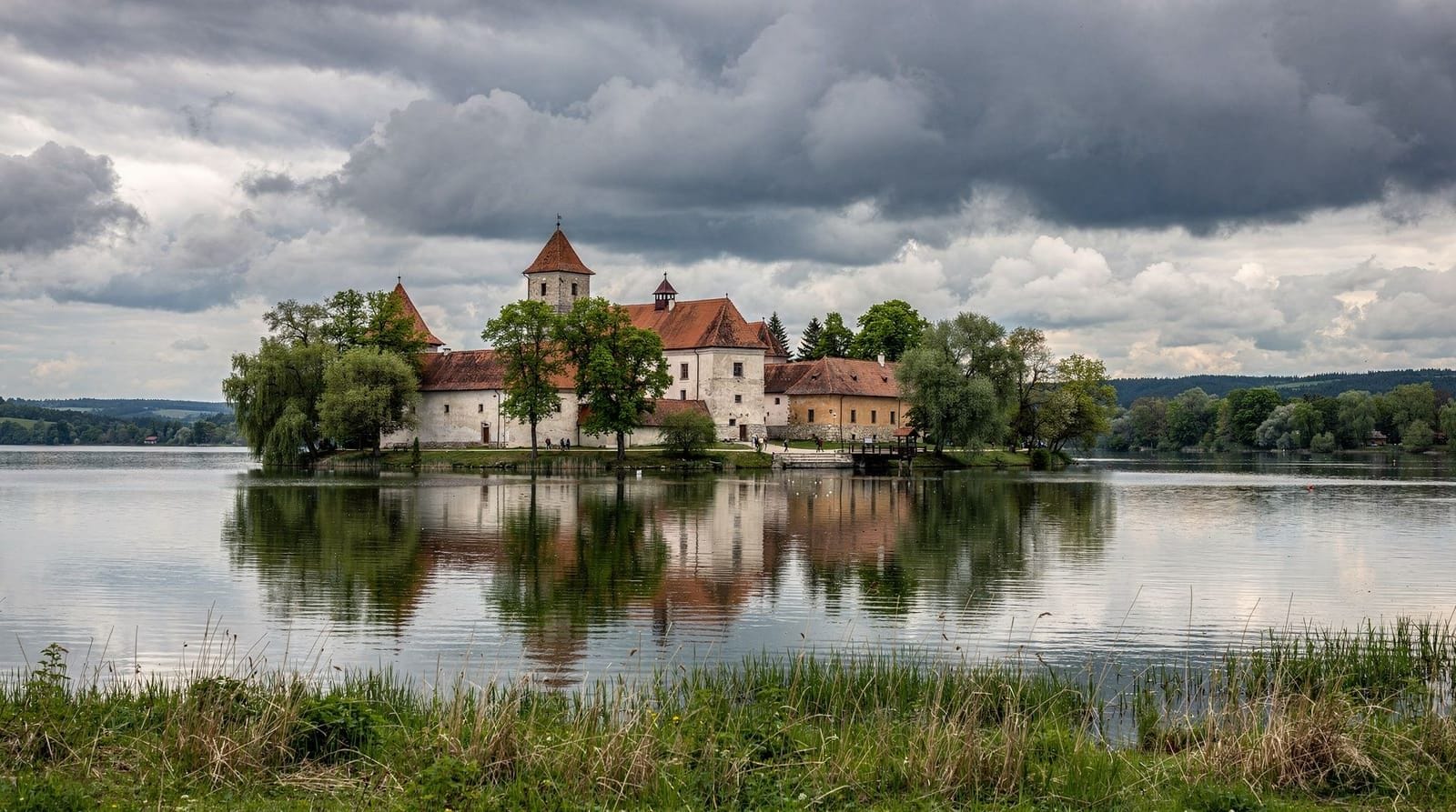 Bucharest: Small group tour to Mogosoaia palace Snagov monastery